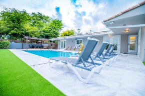 Unique Villa with a Cabana, Arg Grill, Pool & Mini Golf, West Miami
